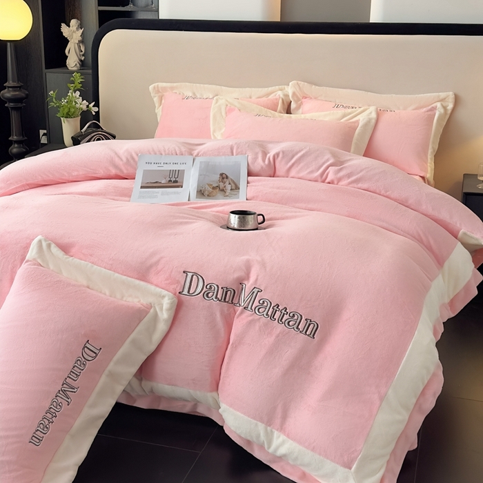 91家纺网 家纺一手货源 找家纺 （总）苹果星家纺 2025新款230克全工艺轻奢简约撞色拼接酒店风绣花四件套