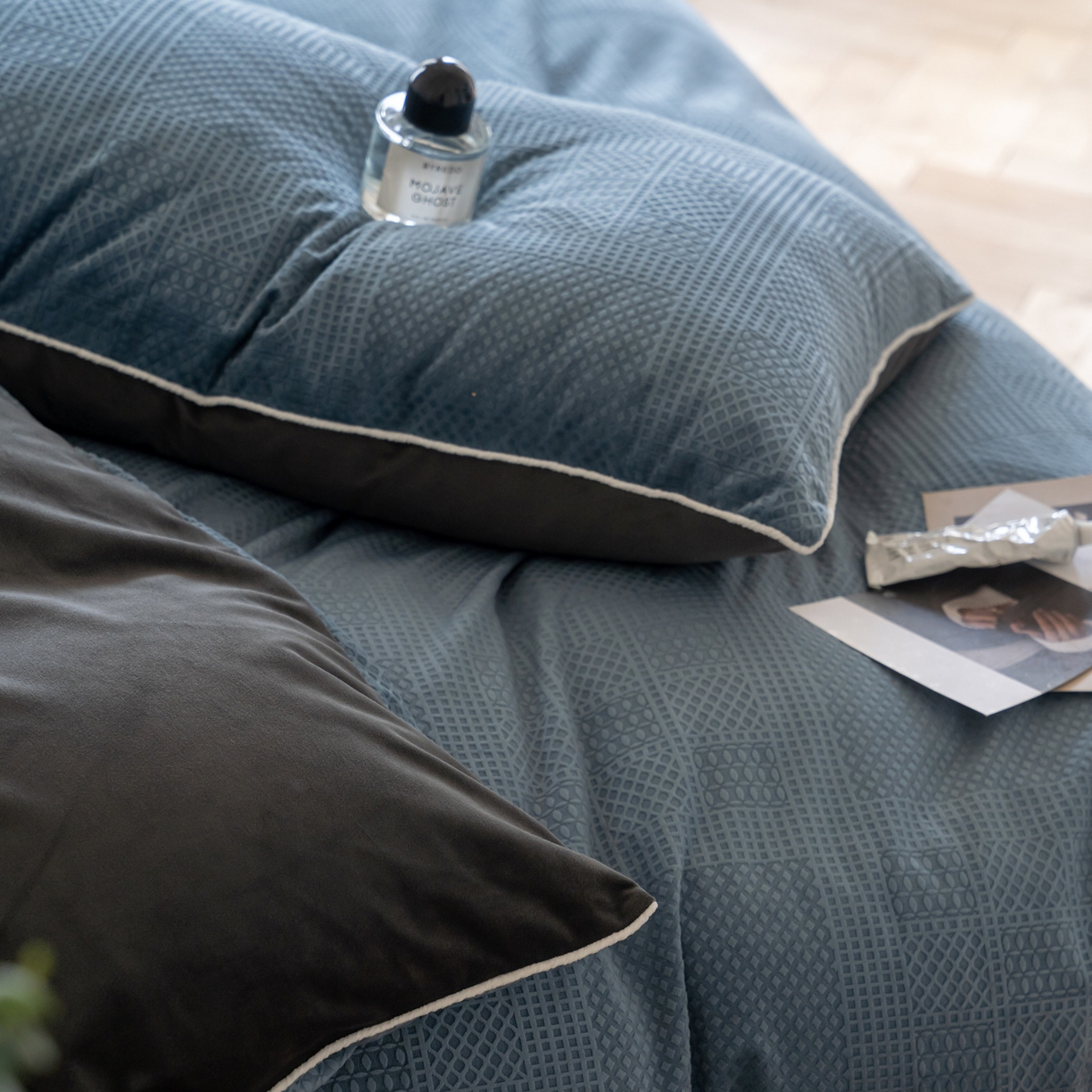 91家纺网 家纺一手货源 找家纺 例外 2025新款210克高克重天鹅绒华夫绒四件套 华夫绒-雾蓝