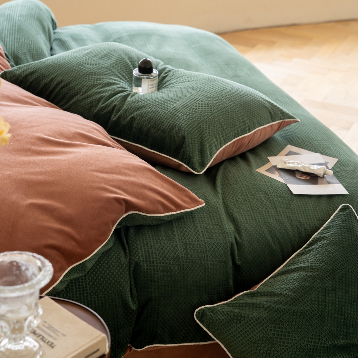 91家纺网 家纺一手货源 找家纺 例外 2025新款210克高克重天鹅绒华夫绒四件套 华夫绒-墨绿