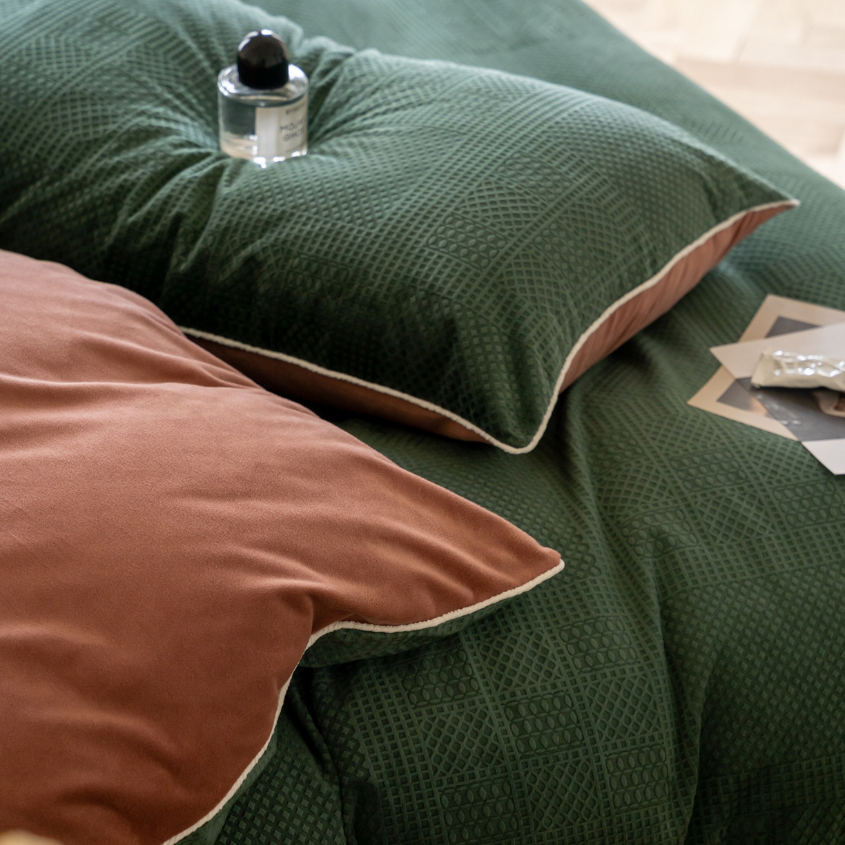 91家纺网 家纺一手货源 找家纺 例外 2025新款210克高克重天鹅绒华夫绒四件套 华夫绒-墨绿