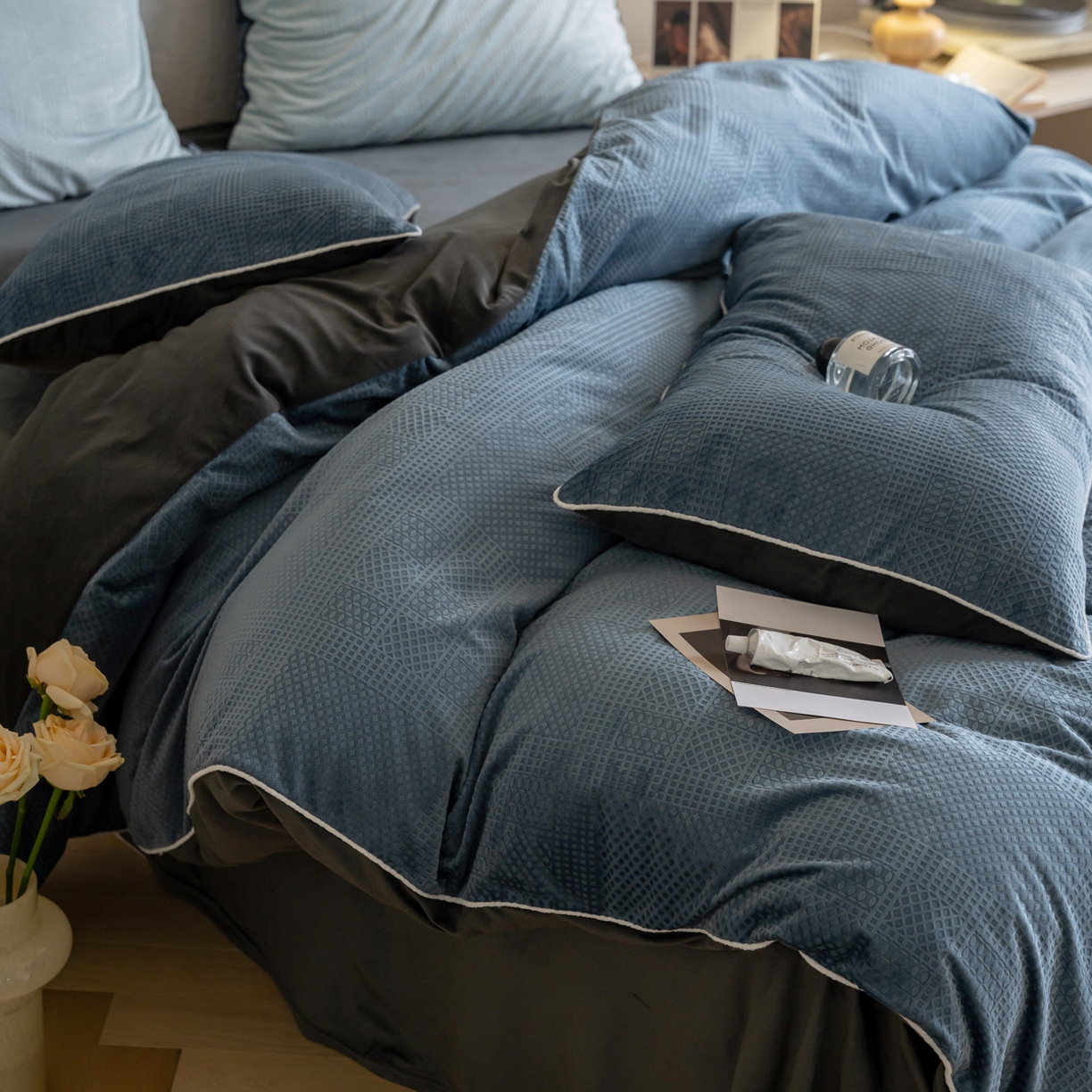 91家纺网 家纺一手货源 找家纺 例外 2025新款210克高克重天鹅绒华夫绒四件套 华夫绒-雾蓝