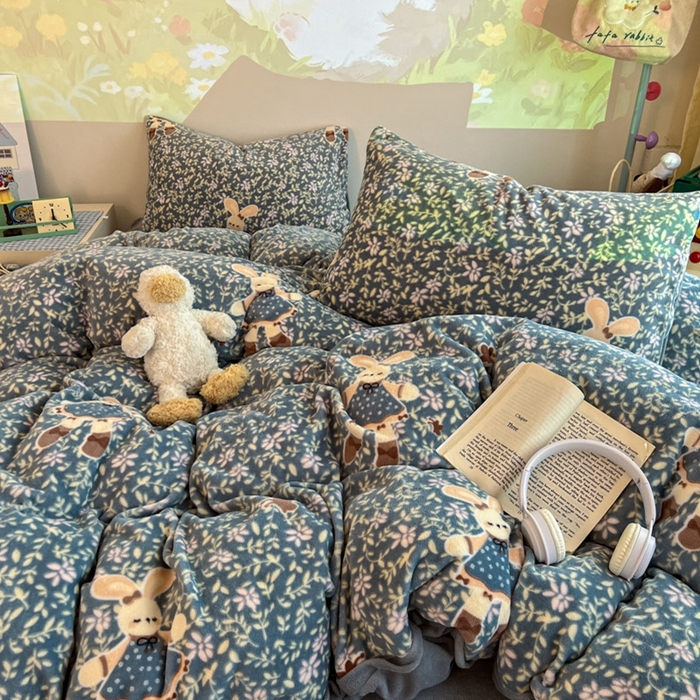 91家纺网 家纺一手货源 找家纺 暖伊家居 2025牛奶绒小布袋四件套 背带兔