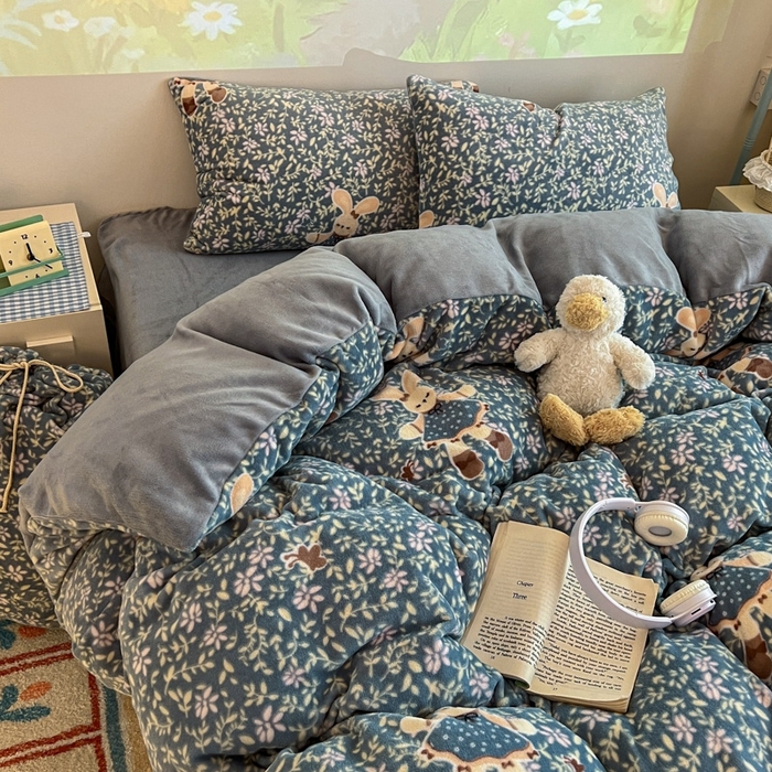 91家纺网 家纺一手货源 找家纺 暖伊家居 2025牛奶绒小布袋四件套 背带兔