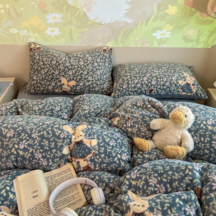 91家纺网 家纺一手货源 找家纺 暖伊家居 2025牛奶绒小布袋四件套 背带兔