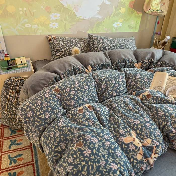 91家纺网 家纺一手货源 找家纺 暖伊家居 2025牛奶绒小布袋四件套 背带兔