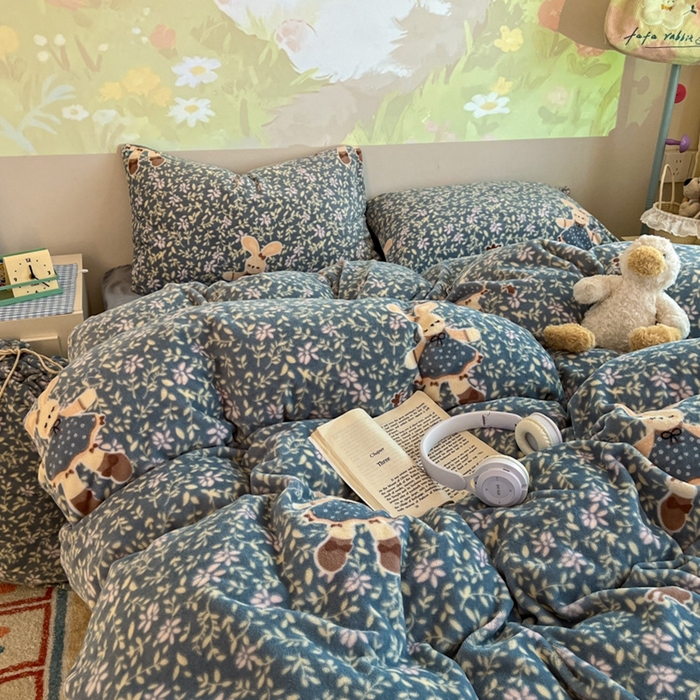 91家纺网 家纺一手货源 找家纺 暖伊家居 2025牛奶绒小布袋四件套 背带兔