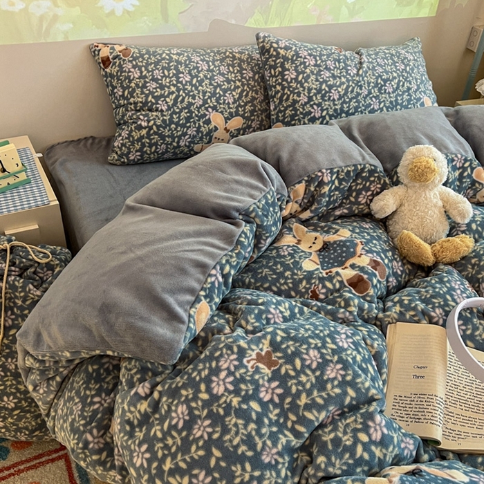 91家纺网 家纺一手货源 找家纺 暖伊家居 2025牛奶绒小布袋四件套 背带兔