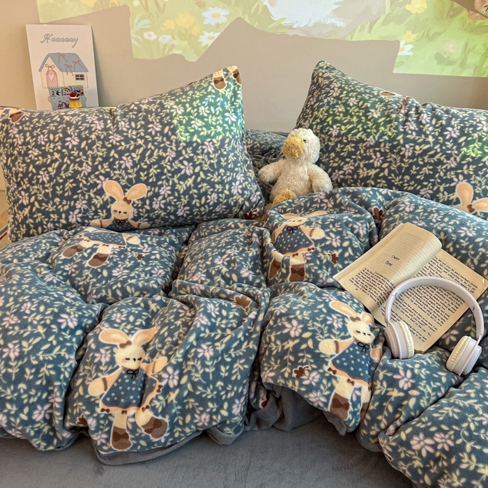 91家纺网 家纺一手货源 找家纺 暖伊家居 2025牛奶绒小布袋四件套 背带兔