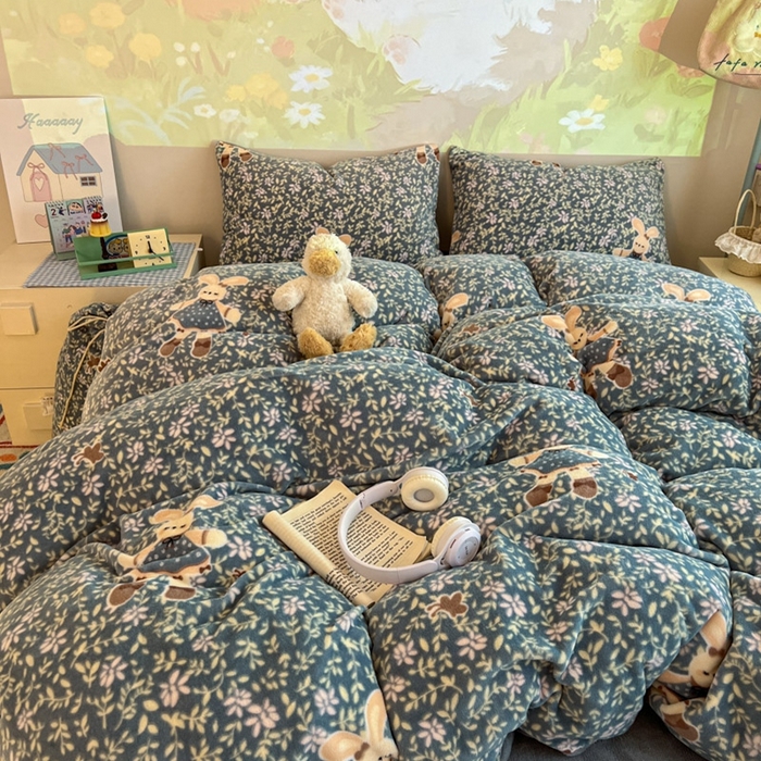 91家纺网 家纺一手货源 找家纺 暖伊家居 2025牛奶绒小布袋四件套 背带兔