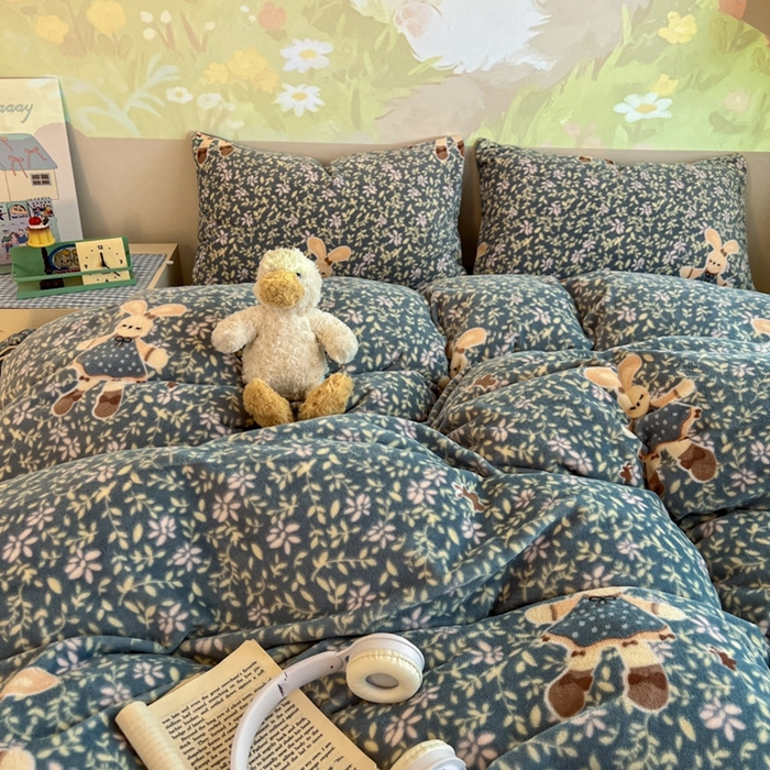 91家纺网 家纺一手货源 找家纺 暖伊家居 2025牛奶绒小布袋四件套 背带兔