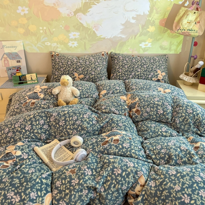 91家纺网 家纺一手货源 找家纺 暖伊家居 2025牛奶绒小布袋四件套 背带兔