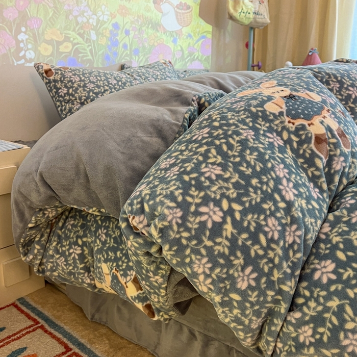 91家纺网 家纺一手货源 找家纺 暖伊家居 2025牛奶绒小布袋四件套 背带兔