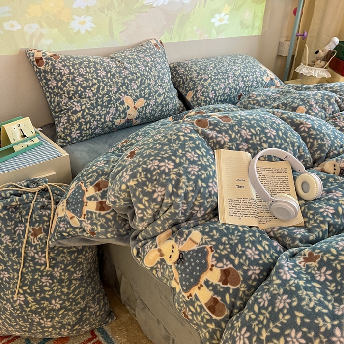 91家纺网 家纺一手货源 找家纺 暖伊家居 2025牛奶绒小布袋四件套 背带兔