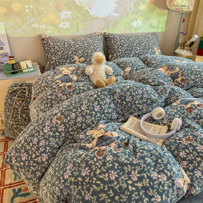 91家纺网 家纺一手货源 找家纺 暖伊家居 2025牛奶绒小布袋四件套 背带兔