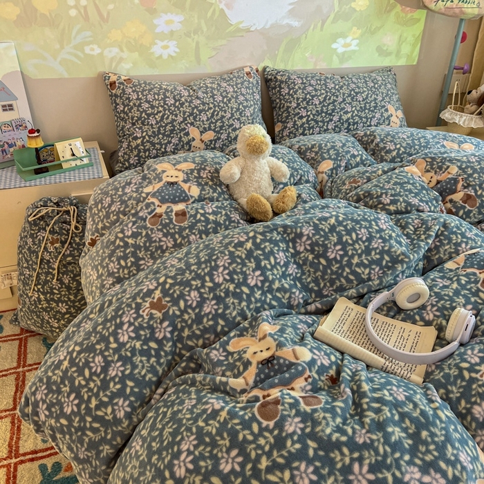 91家纺网 家纺一手货源 找家纺 暖伊家居 2025牛奶绒小布袋四件套 背带兔