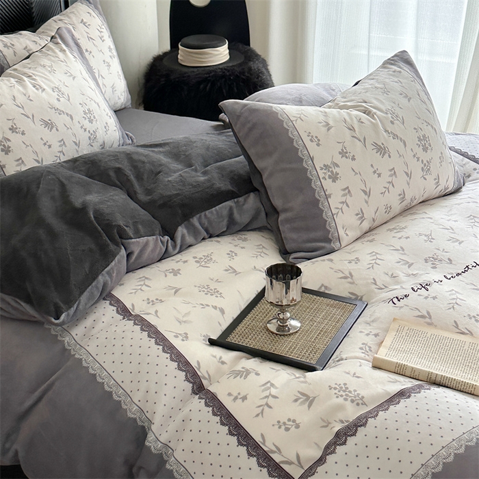 91家纺网 家纺一手货源 找家纺 Sweet dreams甜梦 2025新款全消光数码印花加厚复古碎花牛奶绒四件套-实拍图 茶白