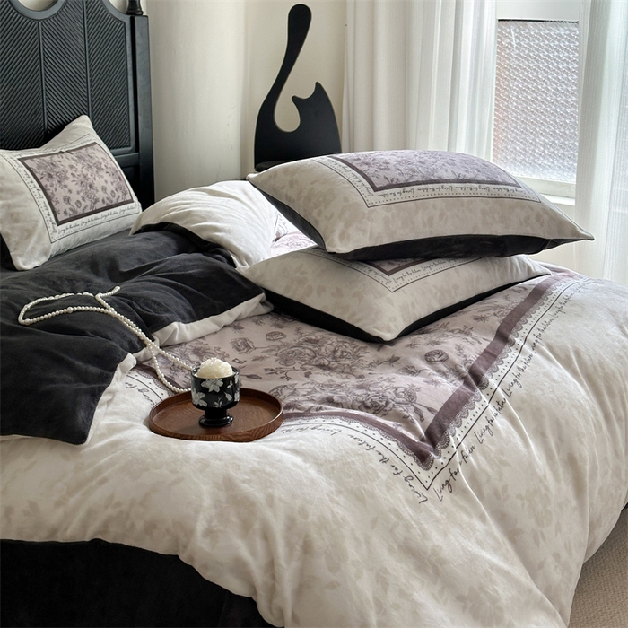 91家纺网 家纺一手货源 找家纺 Sweet dreams甜梦 2025新款全消光数码印花加厚复古碎花牛奶绒四件套-实拍图 莱亚