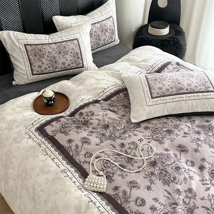 91家纺网 家纺一手货源 找家纺 Sweet dreams甜梦 2025新款全消光数码印花加厚复古碎花牛奶绒四件套-实拍图 莱亚