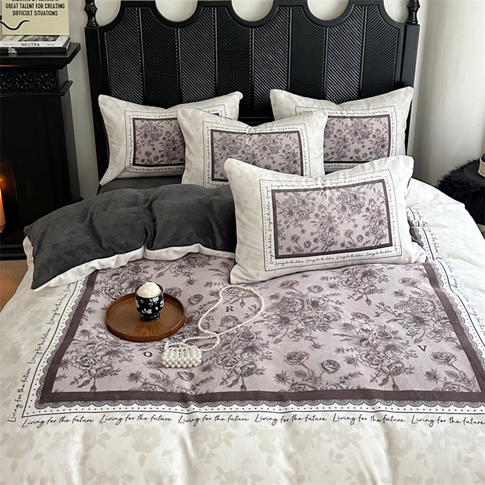 91家纺网 家纺一手货源 找家纺 Sweet dreams甜梦 2025新款全消光数码印花加厚复古碎花牛奶绒四件套-实拍图 莱亚