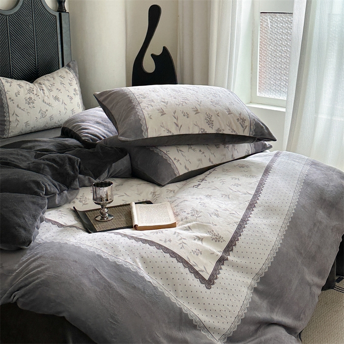 91家纺网 家纺一手货源 找家纺 Sweet dreams甜梦 2025新款全消光数码印花加厚复古碎花牛奶绒四件套-实拍图 茶白