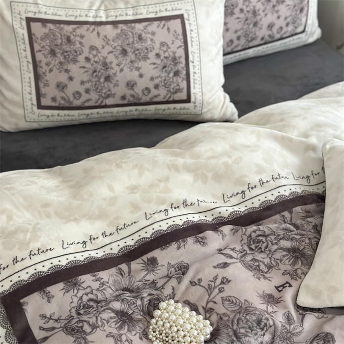 91家纺网 家纺一手货源 找家纺 Sweet dreams甜梦 2025新款全消光数码印花加厚复古碎花牛奶绒四件套-实拍图 莱亚