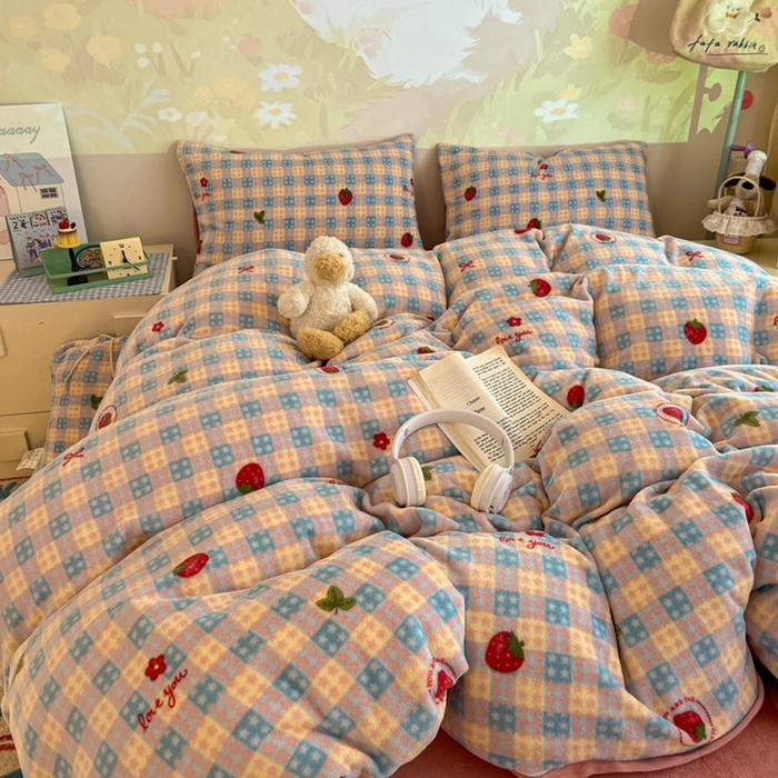 91家纺网 家纺一手货源 找家纺 暖伊家居 2025牛奶绒小布袋四件套 草莓甜心