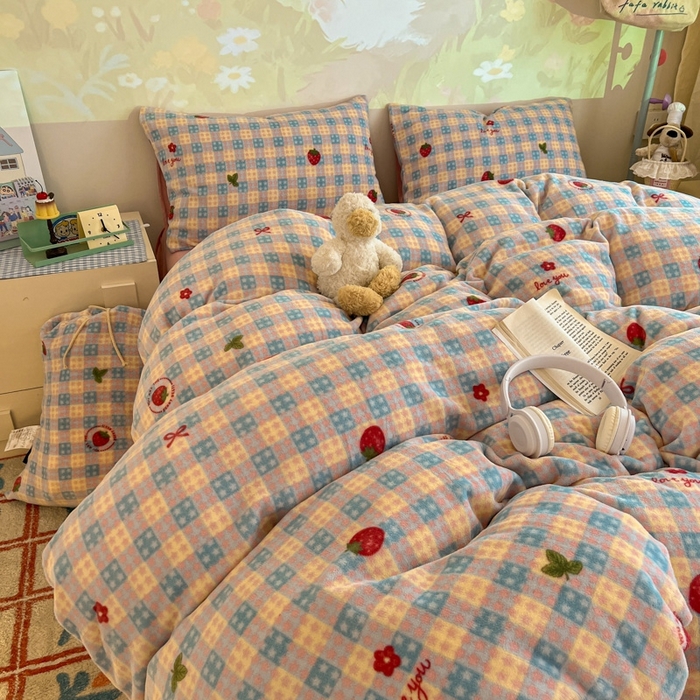 91家纺网 家纺一手货源 找家纺 暖伊家居 2025牛奶绒小布袋四件套 草莓甜心