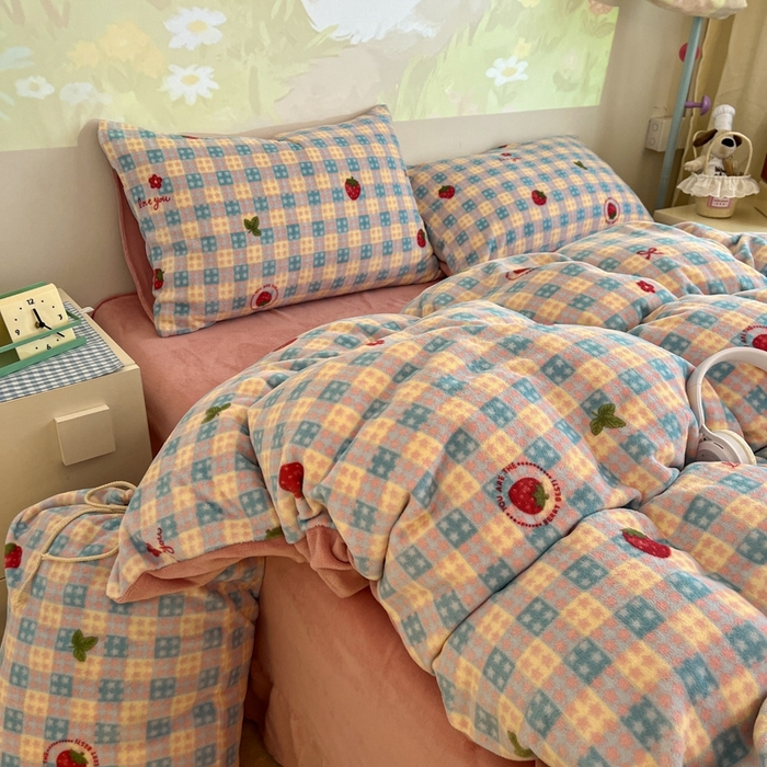 91家纺网 家纺一手货源 找家纺 暖伊家居 2025牛奶绒小布袋四件套 草莓甜心