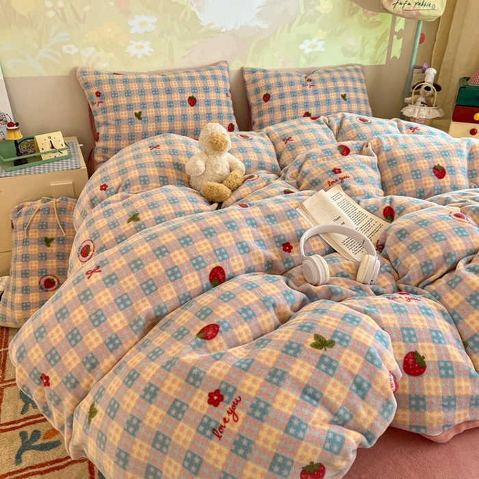 91家纺网 家纺一手货源 找家纺 暖伊家居 2025牛奶绒小布袋四件套 草莓甜心