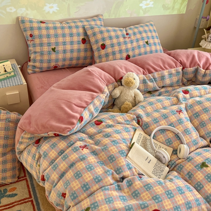 91家纺网 家纺一手货源 找家纺 暖伊家居 2025牛奶绒小布袋四件套 草莓甜心