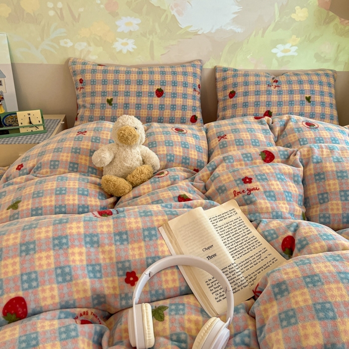 91家纺网 家纺一手货源 找家纺 暖伊家居 2025牛奶绒小布袋四件套 草莓甜心