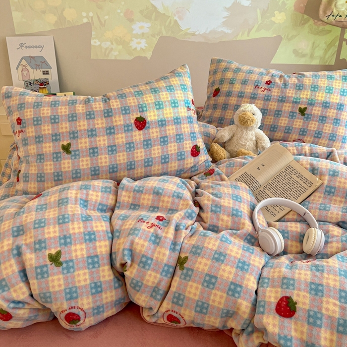 91家纺网 家纺一手货源 找家纺 暖伊家居 2025牛奶绒小布袋四件套 草莓甜心