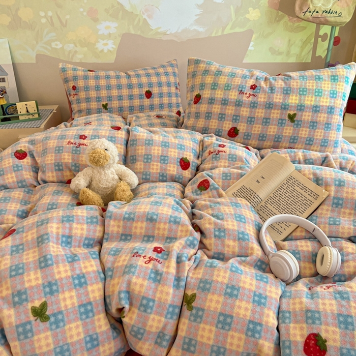 91家纺网 家纺一手货源 找家纺 暖伊家居 2025牛奶绒小布袋四件套 草莓甜心