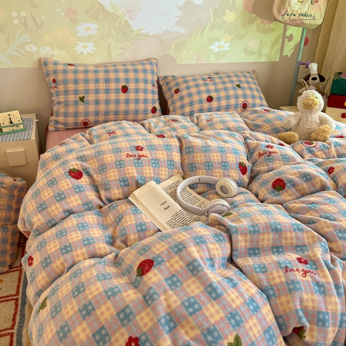 91家纺网 家纺一手货源 找家纺 暖伊家居 2025牛奶绒小布袋四件套 草莓甜心