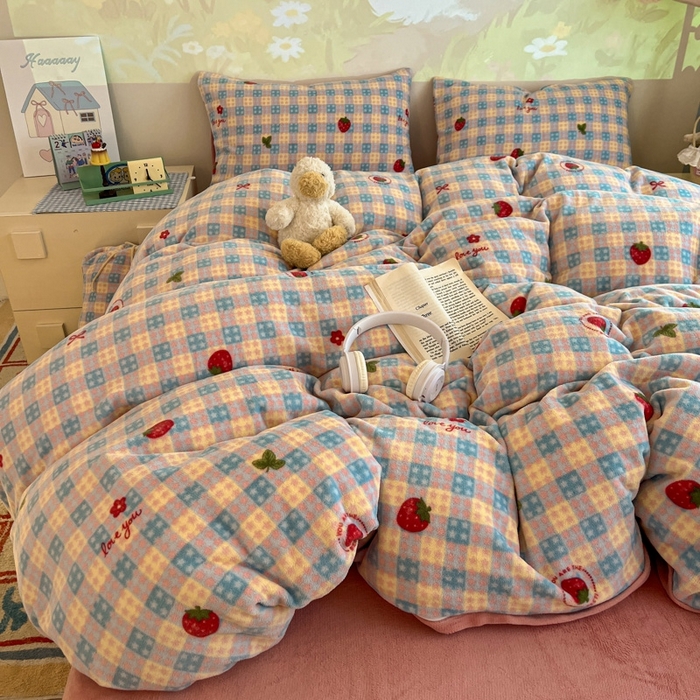 91家纺网 家纺一手货源 找家纺 暖伊家居 2025牛奶绒小布袋四件套 草莓甜心