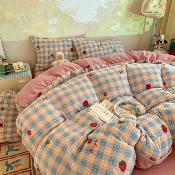 91家纺网 家纺一手货源 找家纺 暖伊家居 2025牛奶绒小布袋四件套 草莓甜心