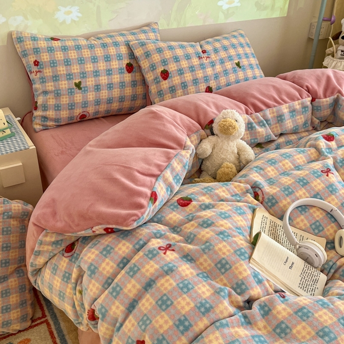 91家纺网 家纺一手货源 找家纺 暖伊家居 2025牛奶绒小布袋四件套 草莓甜心