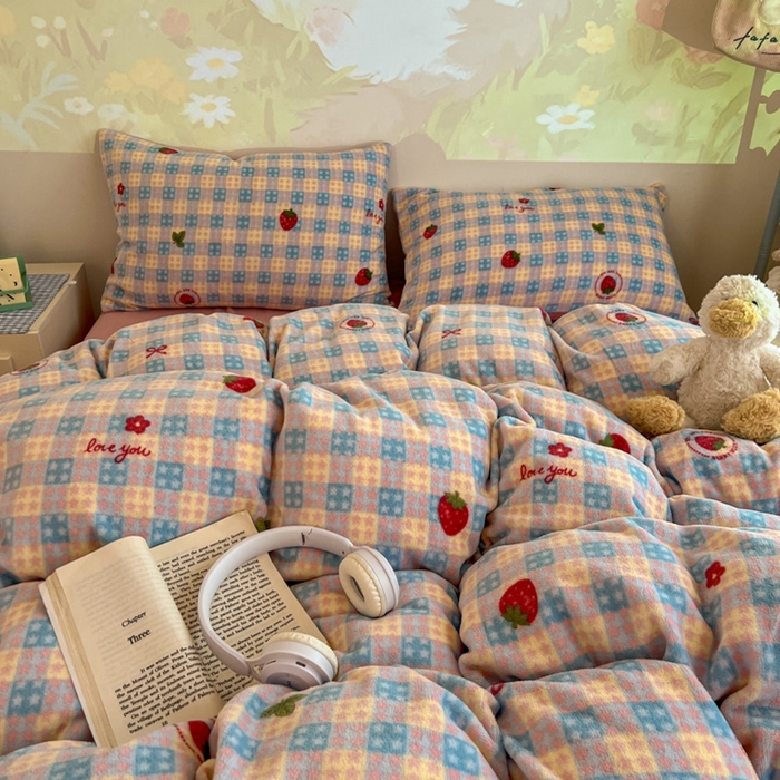 91家纺网 家纺一手货源 找家纺 暖伊家居 2025牛奶绒小布袋四件套 草莓甜心