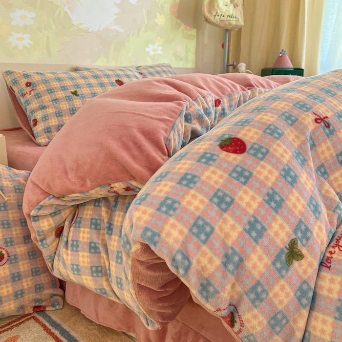 91家纺网 家纺一手货源 找家纺 暖伊家居 2025牛奶绒小布袋四件套 草莓甜心