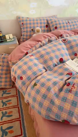 91家纺网 家纺一手货源 找家纺 暖伊家居 2025牛奶绒小布袋四件套 草莓甜心