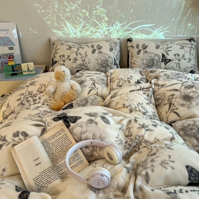 91家纺网 家纺一手货源 找家纺 暖伊家居 2025牛奶绒小布袋四件套 蝶赴卉