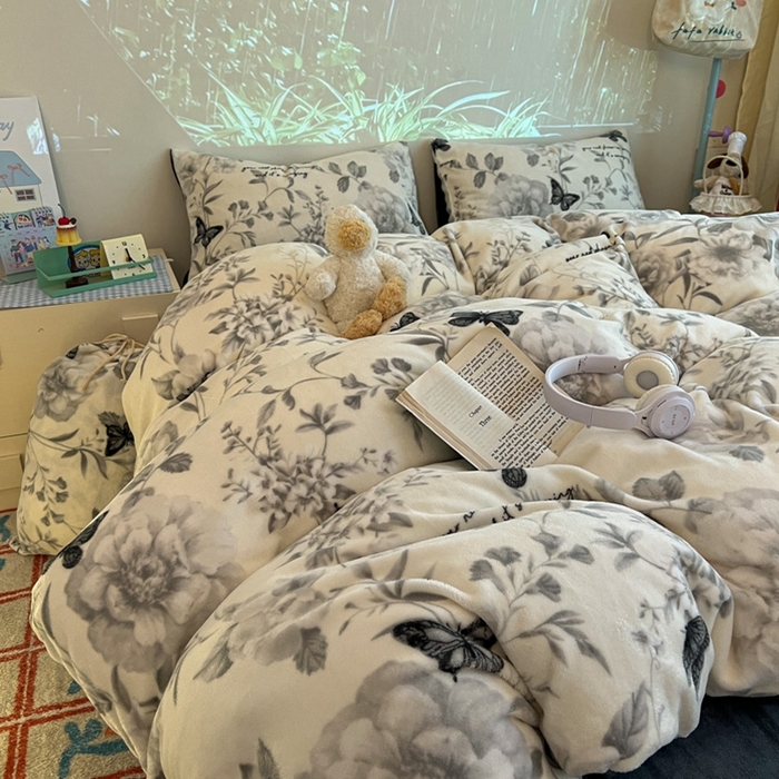 91家纺网 家纺一手货源 找家纺 暖伊家居 2025牛奶绒小布袋四件套 蝶赴卉