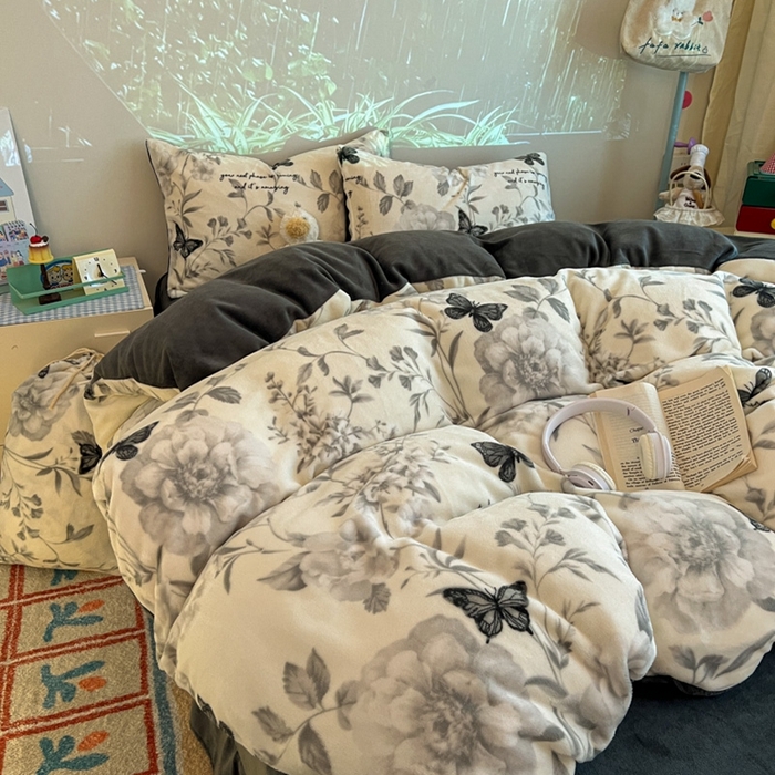 91家纺网 家纺一手货源 找家纺 暖伊家居 2025牛奶绒小布袋四件套 蝶赴卉