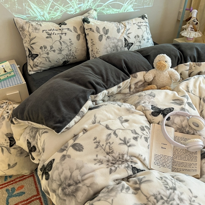 91家纺网 家纺一手货源 找家纺 暖伊家居 2025牛奶绒小布袋四件套 蝶赴卉