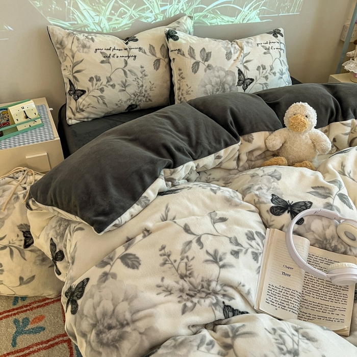 91家纺网 家纺一手货源 找家纺 暖伊家居 2025牛奶绒小布袋四件套 蝶赴卉