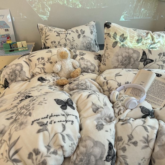 91家纺网 家纺一手货源 找家纺 暖伊家居 2025牛奶绒小布袋四件套 蝶赴卉