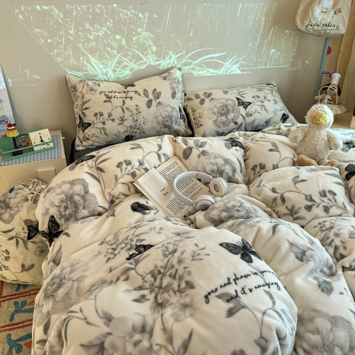 91家纺网 家纺一手货源 找家纺 暖伊家居 2025牛奶绒小布袋四件套 蝶赴卉