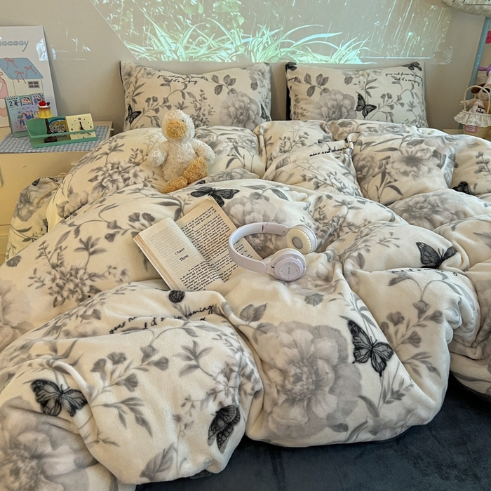 91家纺网 家纺一手货源 找家纺 暖伊家居 2025牛奶绒小布袋四件套 蝶赴卉