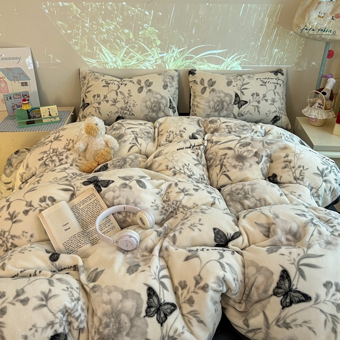 91家纺网 家纺一手货源 找家纺 暖伊家居 2025牛奶绒小布袋四件套 蝶赴卉