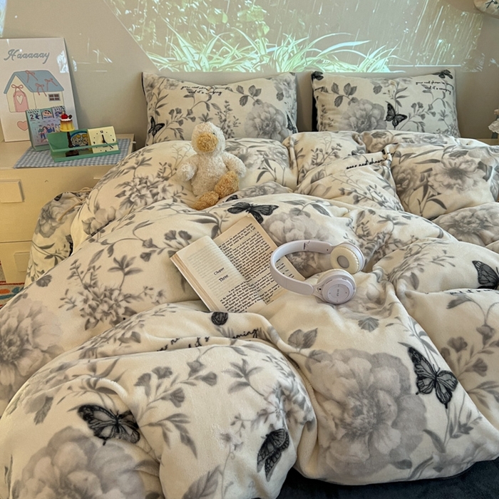 91家纺网 家纺一手货源 找家纺 暖伊家居 2025牛奶绒小布袋四件套 蝶赴卉